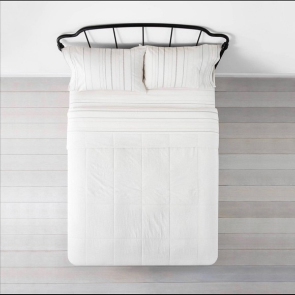 Hearth & Hand Box Stitched lightweight Quilt - Picture 2 of 3